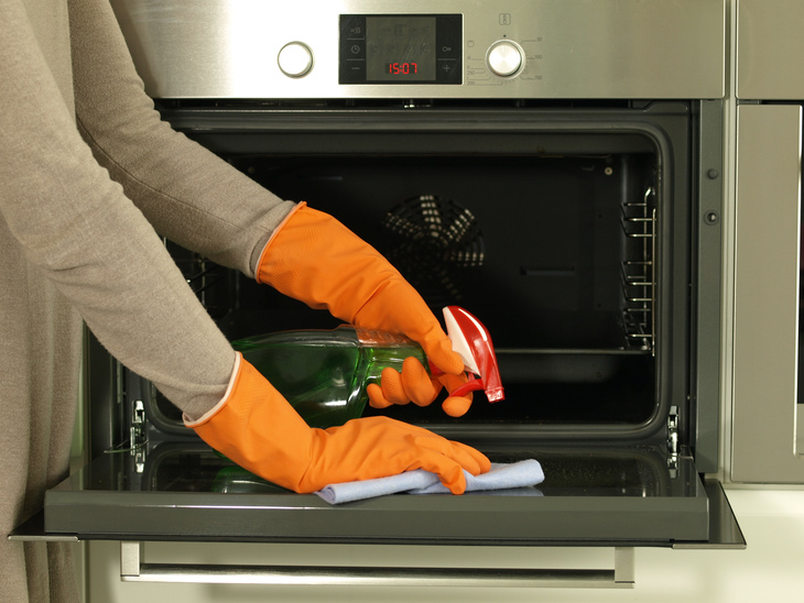 Cleaning the oven